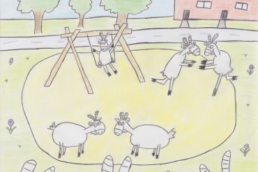 Fünf zahme Ziegen spielen auf einem Spielplatz, drei gucken zu