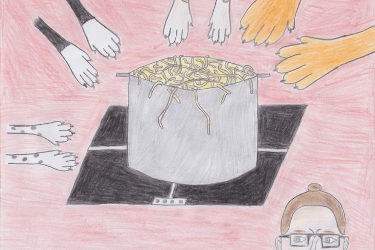 Vier Hundepfoten, die sich an einem Spaghettitopf, der auf einem Induktionsherd steht, laben wollen, und von NERZ, der deshalb ernst dreinschaut